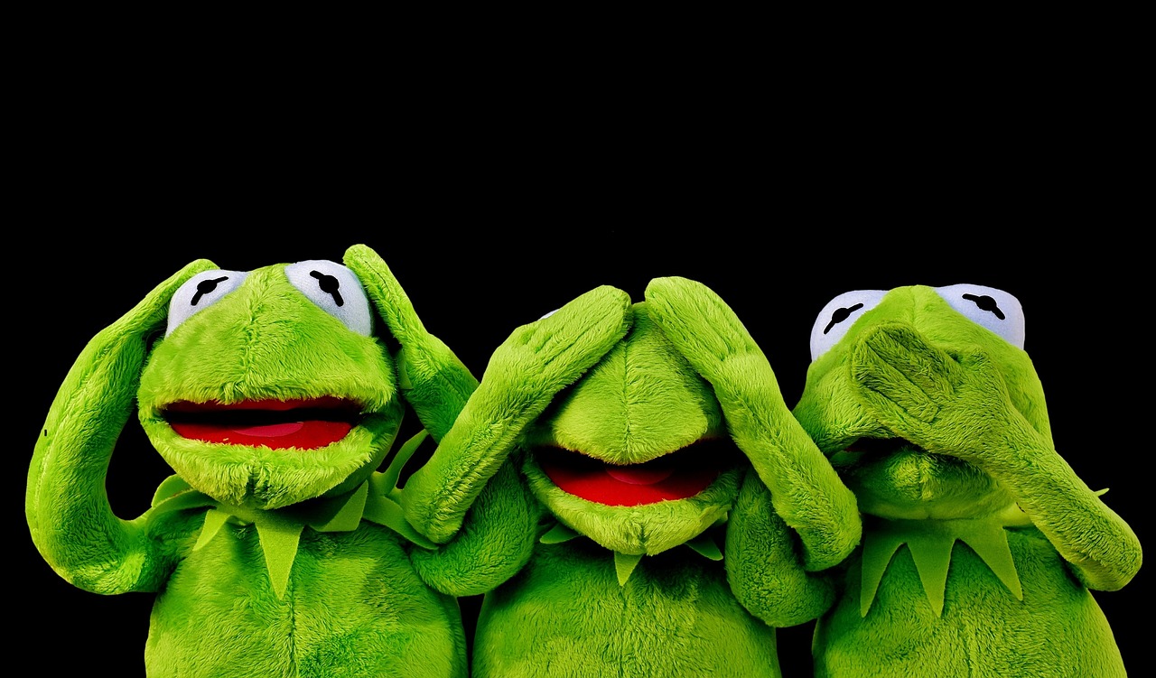 three green stuffed animals sitting next to each other, a photo, by Hans Schwarz, shutterstock, minimalism, peepo the frog!!!, mobile wallpaper, few wrinkles, kiss