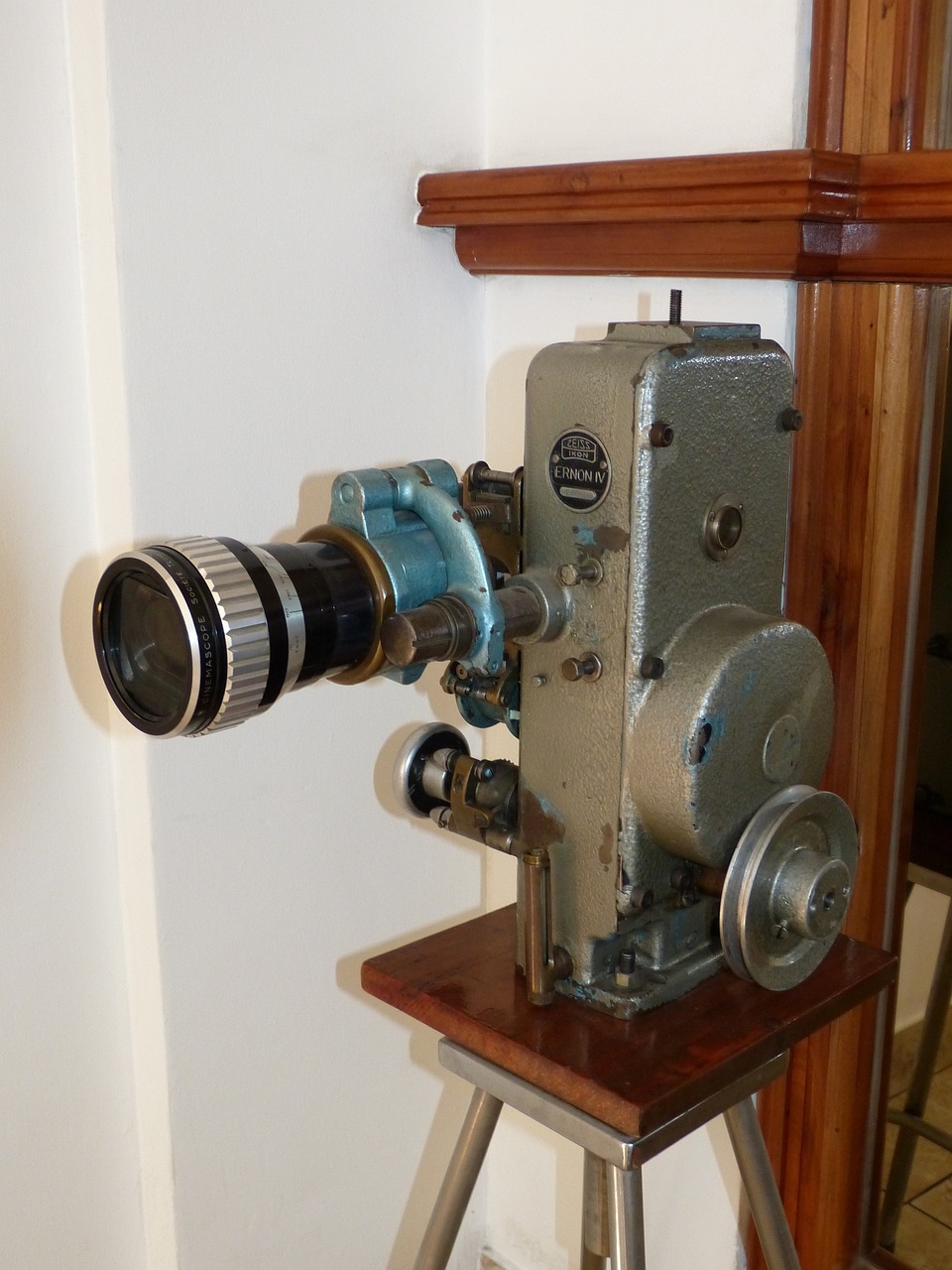 a close up of a camera on a tripod, by Béla Kondor, flickr, bauhaus, with anamorphic lenses, old retro museum exhibition, homemade, front and side view