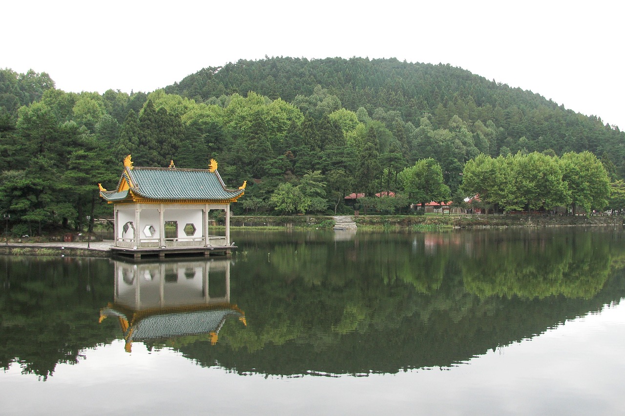 a small house sitting on top of a lake, a picture, inspired by Ma Yuan, flickr, sangyeob park, pavilion, gunma prefecture, guan yu