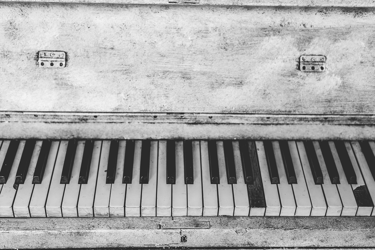 a black and white photo of an old piano, by Jan Kupecký, pexels, top - down photograph, 🪔 🎨;🌞🌄, made in tones of white and grey, 1 9 8 0 s photo