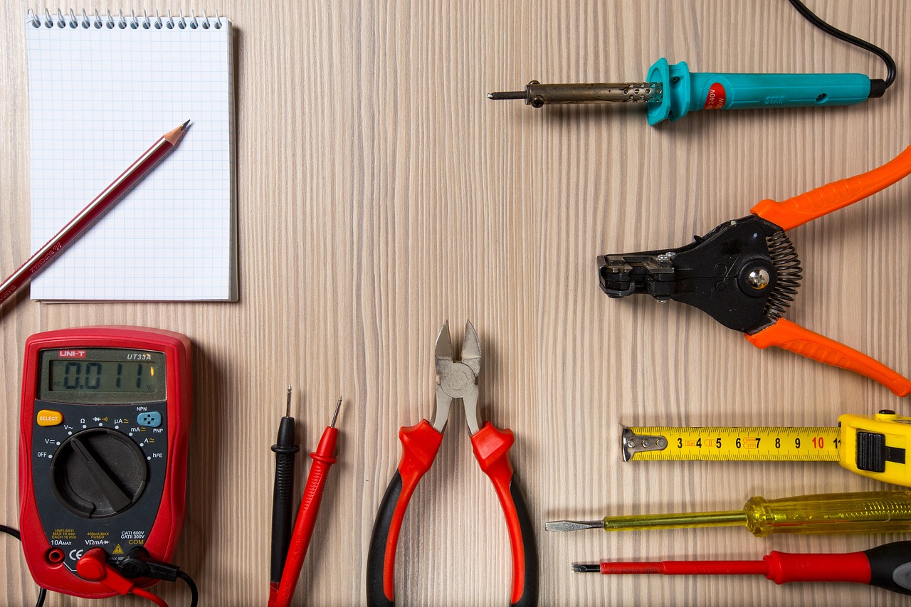 a group of tools sitting on top of a wooden table, a portrait, pexels, electrical arcs, office background, super wide, wallpaper - 1 0 2 4