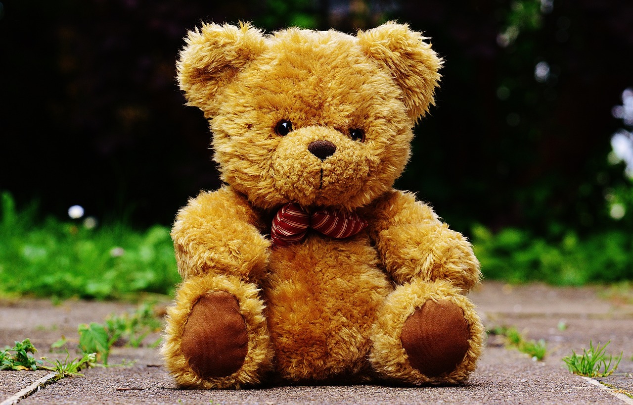 a brown teddy bear sitting on the ground, a picture, pixabay, hurufiyya, gigantic titan winnie the pooh, fluffy neck, dad, goldilocks