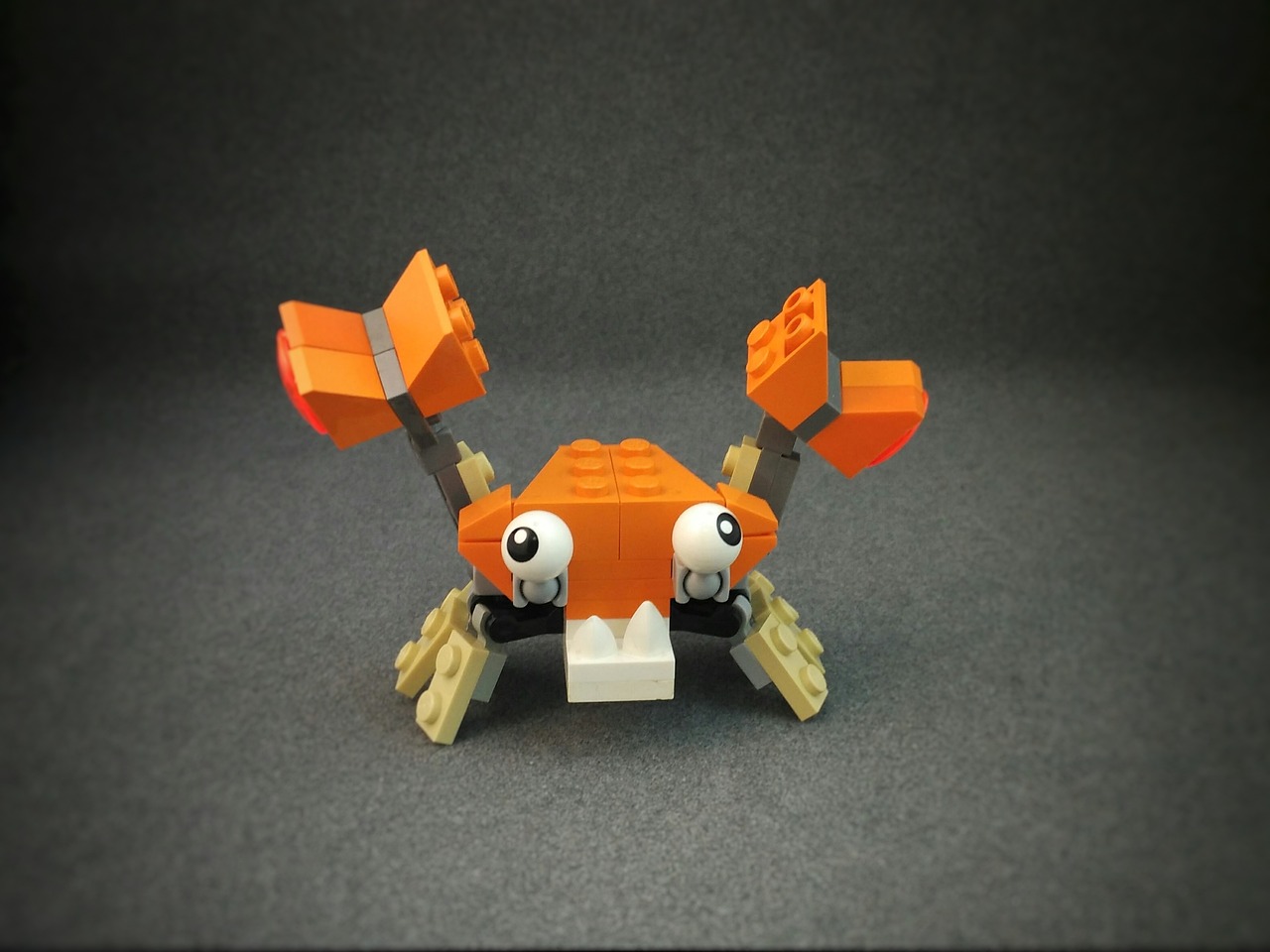 a lego crab sitting on top of a table, by Taiyō Matsumoto, style of cute pokemon, symmetrical!, rung, 6 4 0