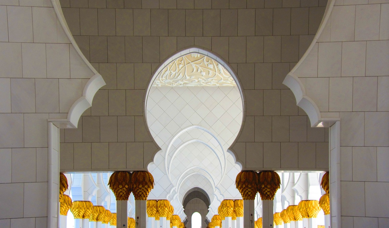 a picture of the inside of a building, inspired by Sheikh Hamdullah, arabesque, ears, pure gold pillars, white stone arches, crisp smooth lines