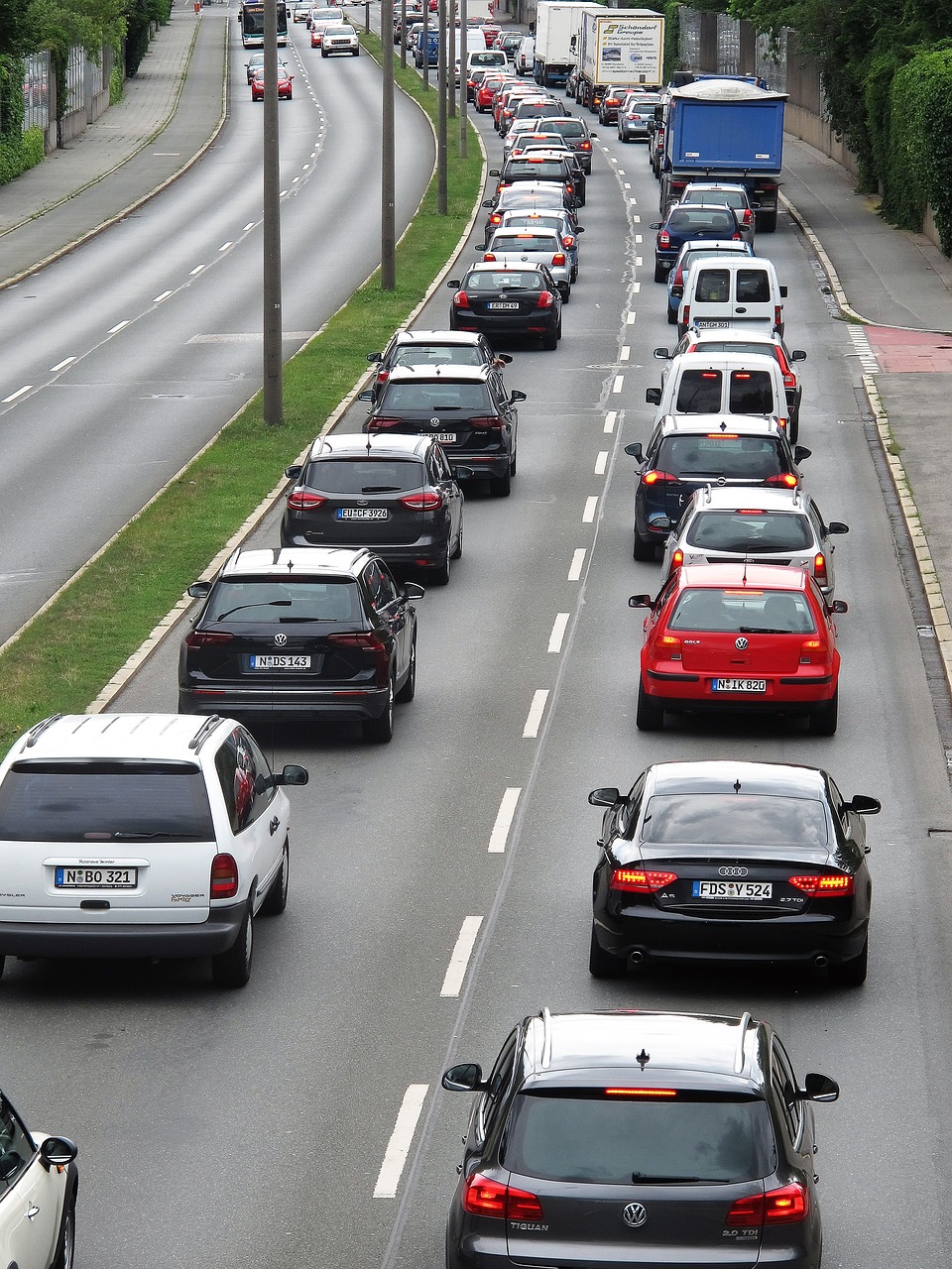 a busy city street filled with lots of traffic, a picture, by Oskar Lüthy, shutterstock, afp, hannover, car on highway, in a row