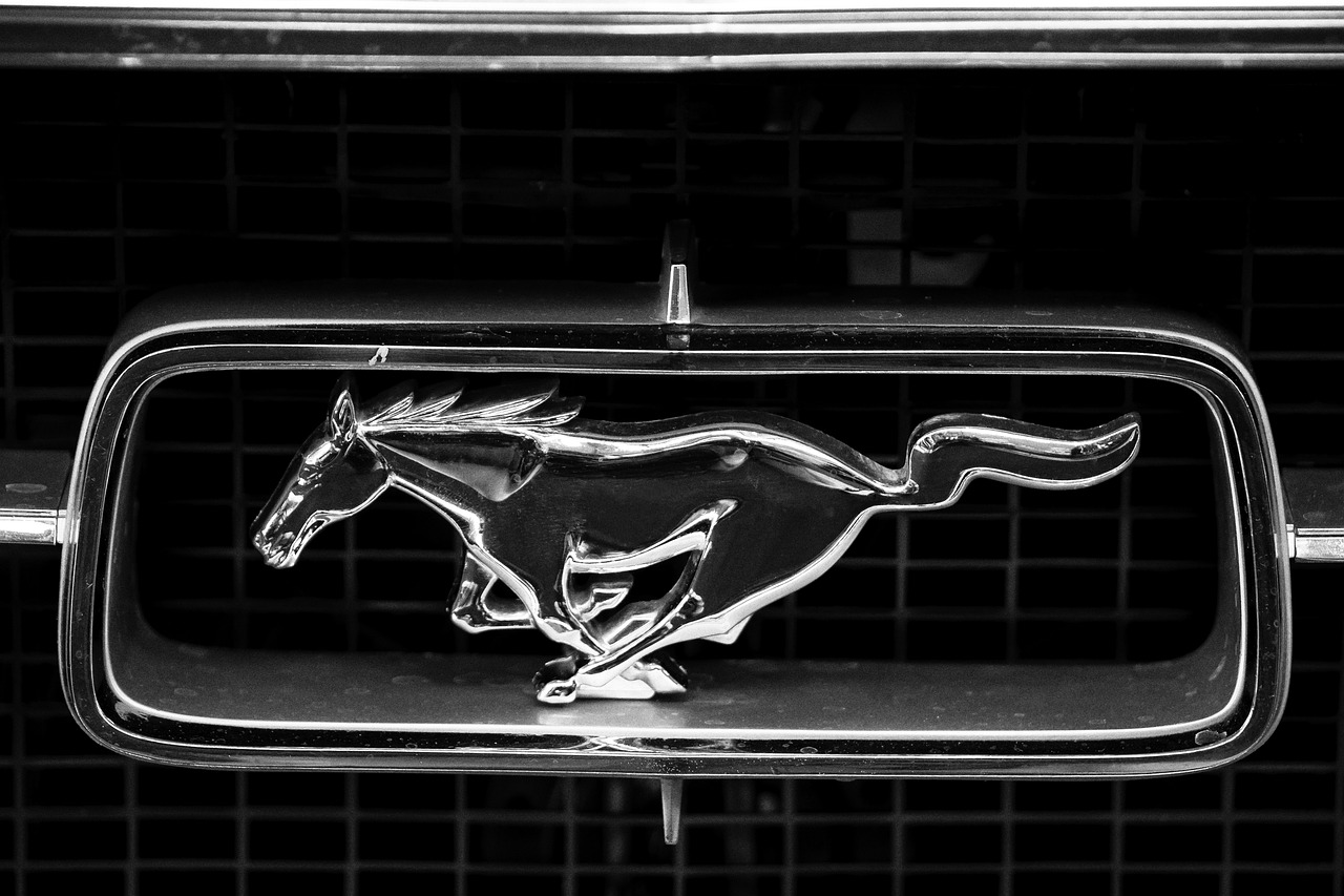 a black and white photo of a mustang emblem, a black and white photo, by Andrei Kolkoutine, unsplash, liquid metal, denoised, family photo, chrome