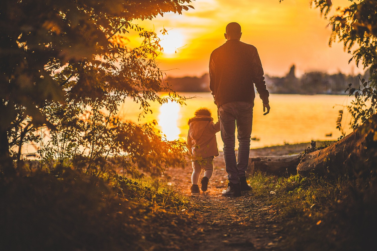 a man and a little girl walking down a path, pexels, symbolism, at a beautiful sunset, lakeside, father with child, 🚿🗝📝