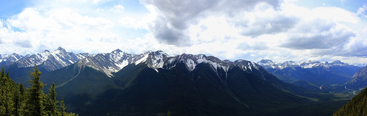 a view of the mountains from the top of a mountain, by Brigette Barrager, pixabay, british columbia, slight overcast lighting, panorama view of the sky, mount olympus