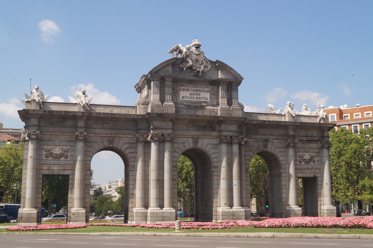 an arch has statues on the top of it