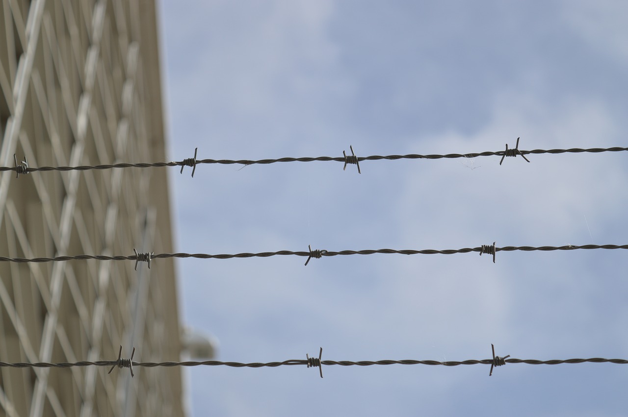 several razor razors are attached to the top of a barbed wire