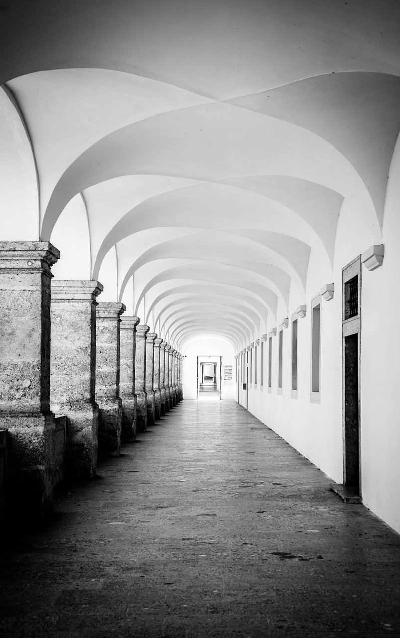 an empty hallway with several doors on the sides of it