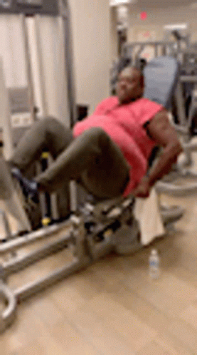 a man is lying on the bench while doing exercises in a gym