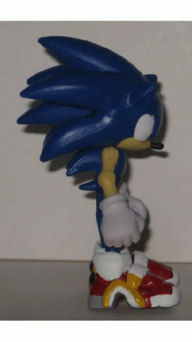 a cake topper has a shadow of sonic the hedge on it
