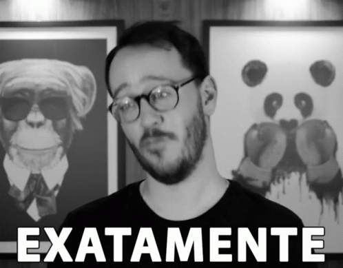 a man standing in front of pictures with the words exatamentoe