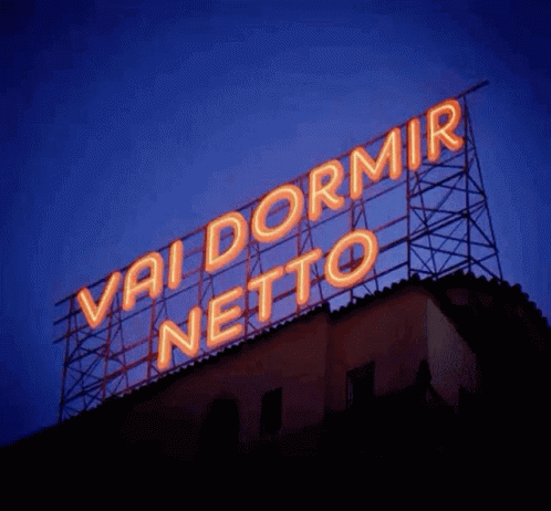 an illuminated sign that reads viadormi netto in italian