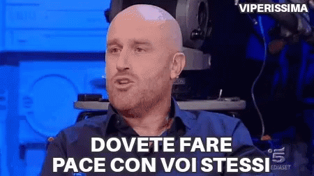 an asian man in a dark shirt sits near a machine with the words doutete fare pace con voiciesti