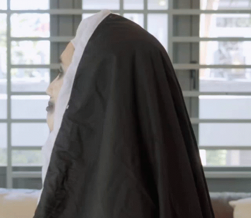 the back end of a nun with a black and white veil