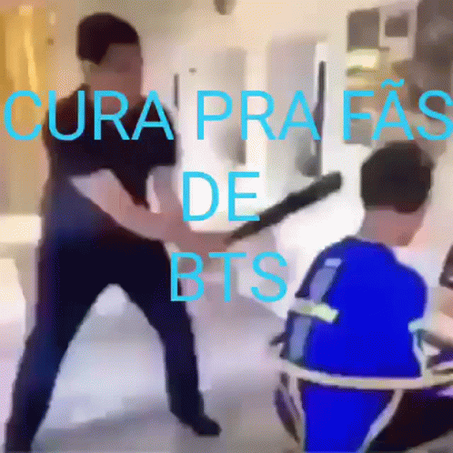 the words'cura parafasa de bts'are in yellow over an image of a man hitting another man's back with a bat