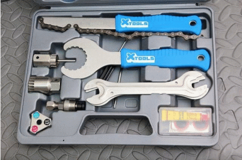the tools on a tool box is arranged neatly