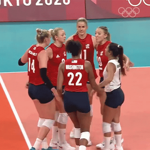 the usa women's beach volleyball team huddle together in a circle