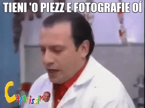 a man looking at a camera with the words'ten o'pizz e fotoraffe i can't find what is
