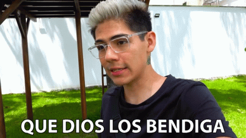 the man with grey hair and glasses has the word que dios los bendiaa