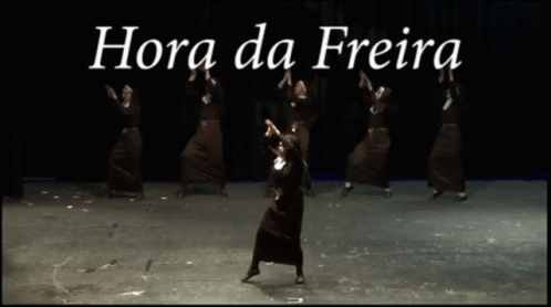a group of women on a stage with the words hora da frera in the background