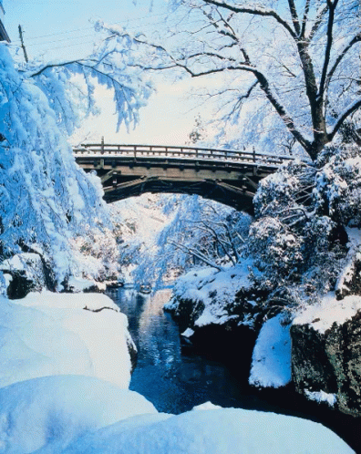 a picture of snow on the rocks and bridge