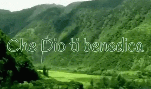 a picture with the words che dio iditi media in front of some mountains