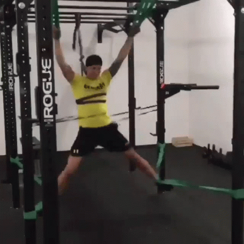 a person using a pull up machine to do a cross - training