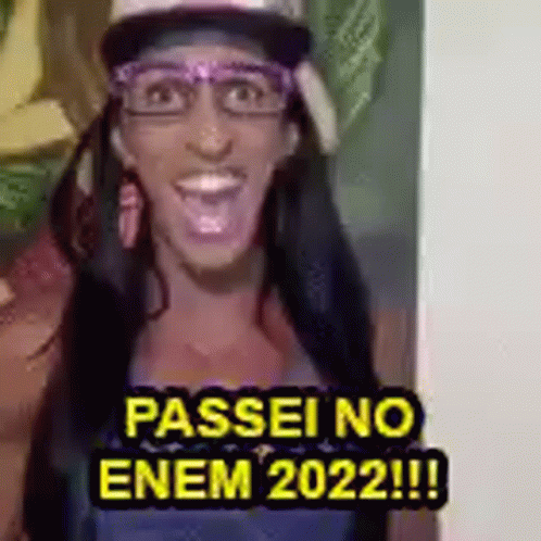 a girl with a hat and glasses has a sign saying passen no enem 2021