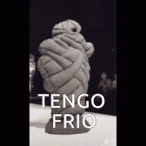 a tall tall sculpture is in front of the words, tempo frio