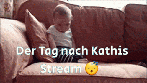 small child sitting on a couch with text overlaid reading der tag nach kathis stream