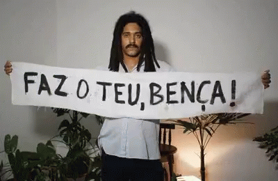 a person is holding a fake sign that says fazo o teu benga