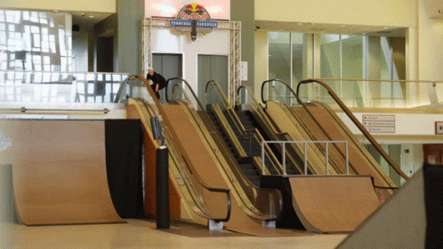 many escalators sitting next to each other in a building