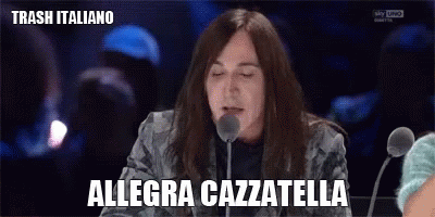 a person is talking into a microphone with the words in italian