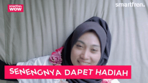 a young woman smiling with the words senengya dapet hadah above her head