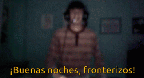 a man is wearing headphones with a caption that reads, que vaquedas noches frontalizados