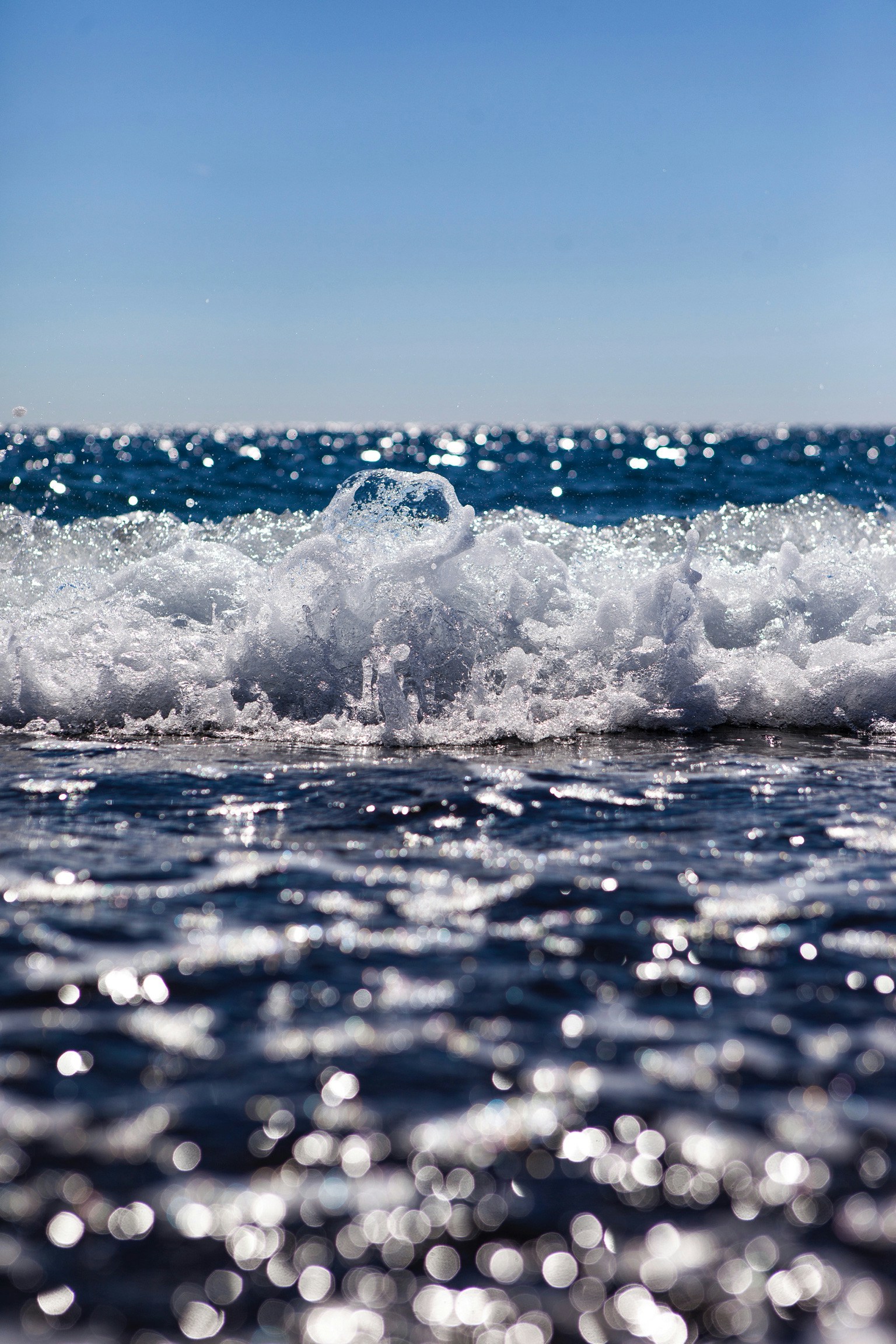 there is a blurry po of the ocean waves